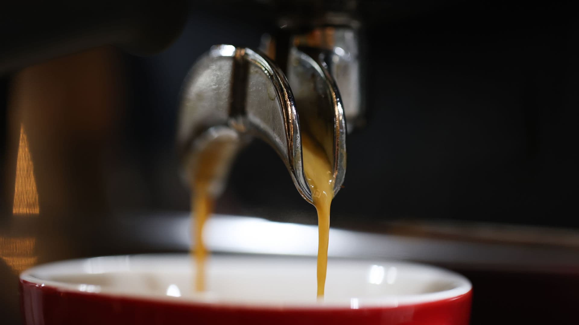 Barista preparando cafe de especialidad en Estresso